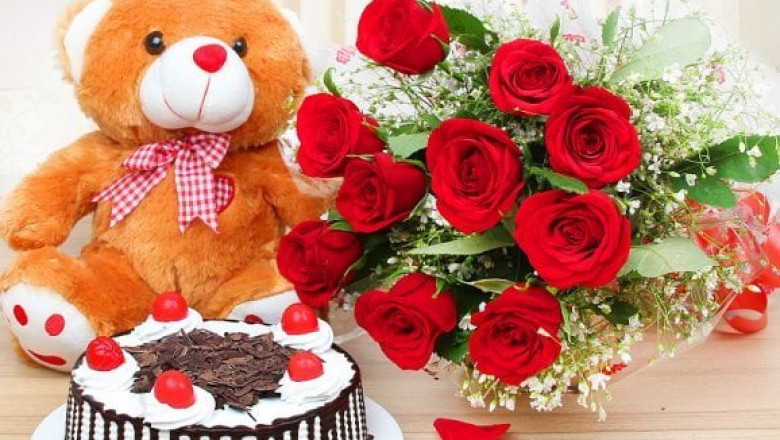 Celebrate Love Order Anniversary Flowers and Cakes Online in One Go