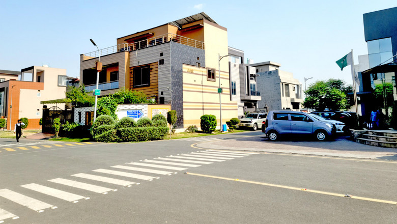 How to Choose Between Different Housing Schemes for a 5 Marla Residential Plot for Sale in Lahore?